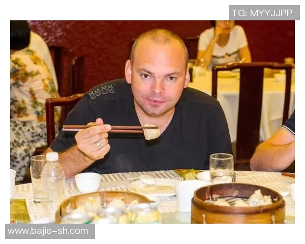 足球球星用筷子吃饭的另类风采与文化碰撞揭秘 足球球星用筷子吃饭的另类风采与文化碰撞揭秘