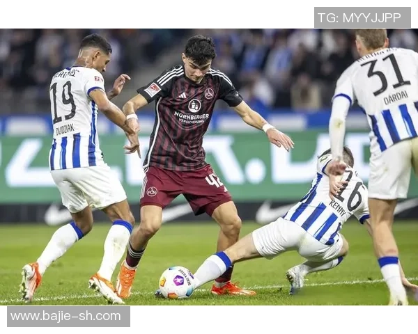 足球球星飞身接球瞬间展现惊人技巧与身体控制力的精彩画面 足球球星飞身接球瞬间展现惊人技巧与身体控制力的精彩画面